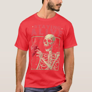 Funny Halloween Stutläggning av levande kaffe Skel T Shirt