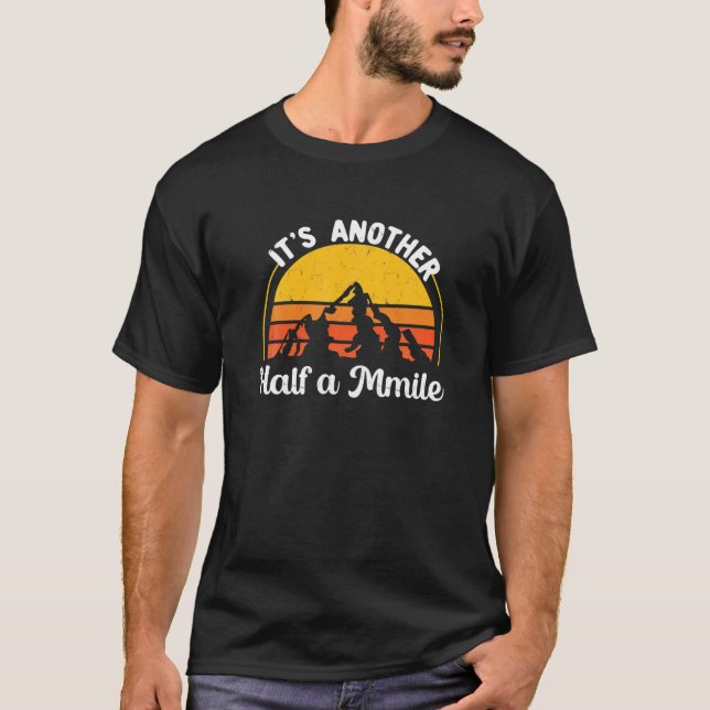 Funny Hiker Wilderness It's Another Half A Mile Hi T Shirt (Framsida)