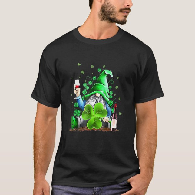 Funny Hippie Gnome Drinking Vin Shamrock St Patri T Shirt (Framsida)