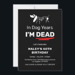 Funny Humor Joke Hund Years 40th Vuxen Birthday Inbjudningar<br><div class="desc">Fira en milstolpe med humor och stil! Den här födelsedagsinbjudan är perfektens sätt att ge din speciella dag en lekfull beröring. Designat för hundälskare och människor med underbar känsla för humor, har superskojet inbjudan ett roligt skämt om åldrandet "Under hund år är jag död!" Det är idealiskt för alla som...</div>