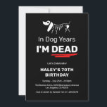 Funny Humor Joke Hund Years 70th Vuxen Birthday Inbjudningar<br><div class="desc">Fira en milstolpe med humor och stil! Den här födelsedagsinbjudan är perfektens sätt att ge din speciella dag en lekfull beröring. Designat för hundälskare och människor med underbar känsla för humor, har superskojet inbjudan ett roligt skämt om åldrandet "Under hund år är jag död!" Det är idealiskt för alla som...</div>
