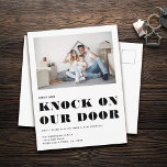 Funny Humor Ny adress Simple Photo Flytta Meddelande Vykort<br><div class="desc">Kom och knacka på dörren! Lustigt typografiskt format för ett vykort för flytta-meddelande med anpassningsbarnas vågrät,  bild och text. Minimal och modern,  den här svarta och vita,  enkla förändringen av adress-anpassadet gör det snabbt och snyggt att  nyheterna om din ny adress!</div>