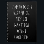 Funny Humor Quote Gift for Procrastinators Joke Anteckningsbok<br><div class="desc">Perfekt för förhalaren i oss alla! Den här roliga bärbara datorn är en relativ påminnelse som listan över att göra-uppgifter ibland bara måste vänta. Med det humoristiska budskapet "Om min uppgift-to-do-lista var en person skulle de bli galna över hur ofta jag undviker dem" är den här bärbara datorn en idealisk...</div>