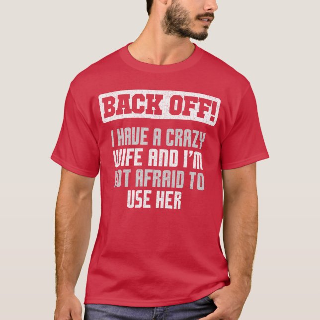 Funny Husband Back Off I Have A Crazy Wife Sarcast T Shirt (Framsida)
