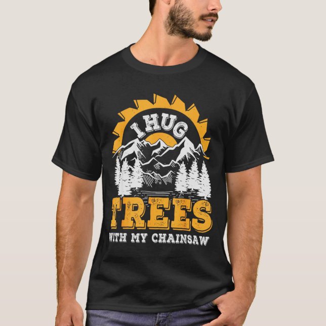 Funny I Hug Trees Chainsaw Logger Mountain Design  T Shirt (Framsida)
