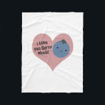 Funny I Kärlek Du Berry Mycket Cute Kawaii Blueber Fleecefilt<br><div class="desc">Jag kärlek,  du bär mycket! Lustigt bergspun och söt kawaii-blåbär.</div>