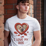 Funny I Kärlek My Hund T-Shirt<br><div class="desc">Lönsam t-shirt för husdjursägare med talesättet "I kärlek my hund",  med ett foto av din dogm i form av ett kärlek hjärta,  och ett spridande av små röda hjärtan.</div>