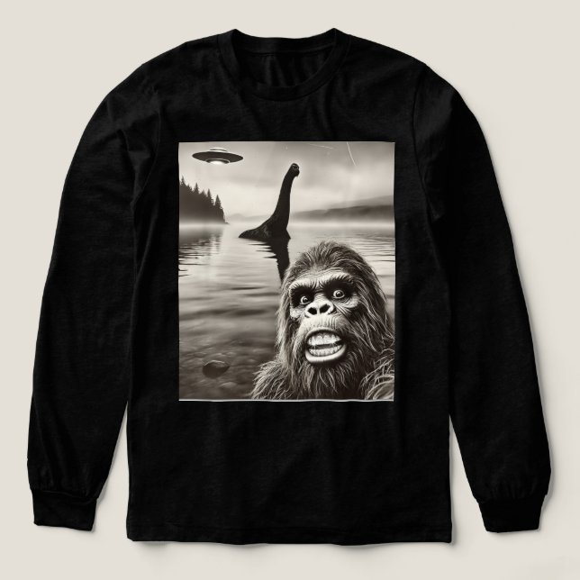 Funny iced out  Bigfoot  Watching UFO Alien  T Shirt (Design framsida)