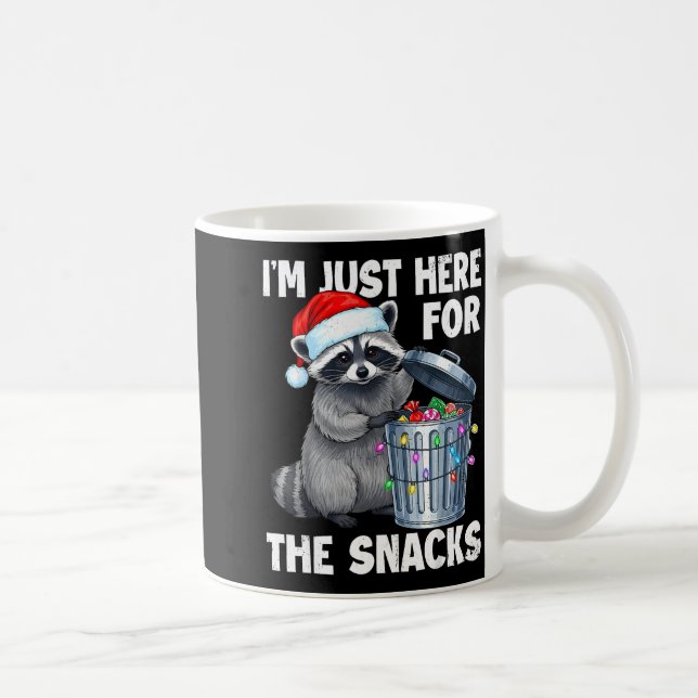 Funny I'm Just Here For The Snacks Raccoon Christm Kaffemugg (Höger)