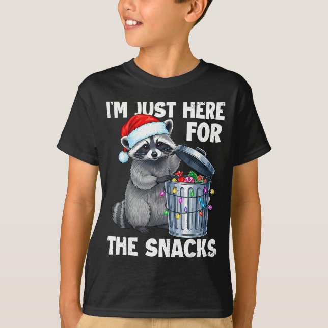 Funny I'm Just Here For The Snacks Raccoon Christm T Shirt (Framsida)