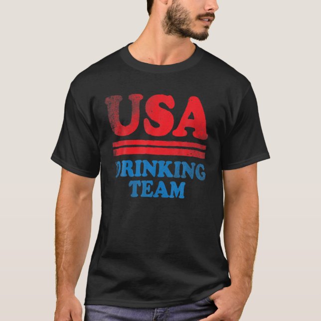 Funny Independence day kläder USA Drinking Team 4 T Shirt (Framsida)