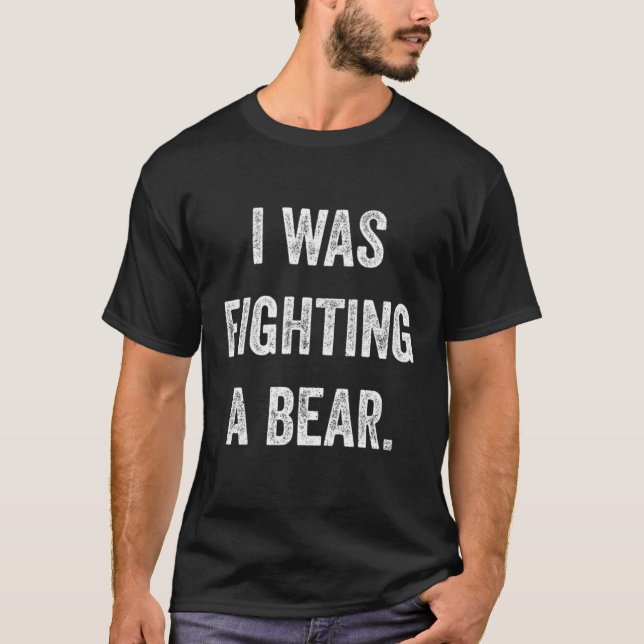 Funny Injury Get Well Gift - I was fighting a bear T Shirt (Framsida)