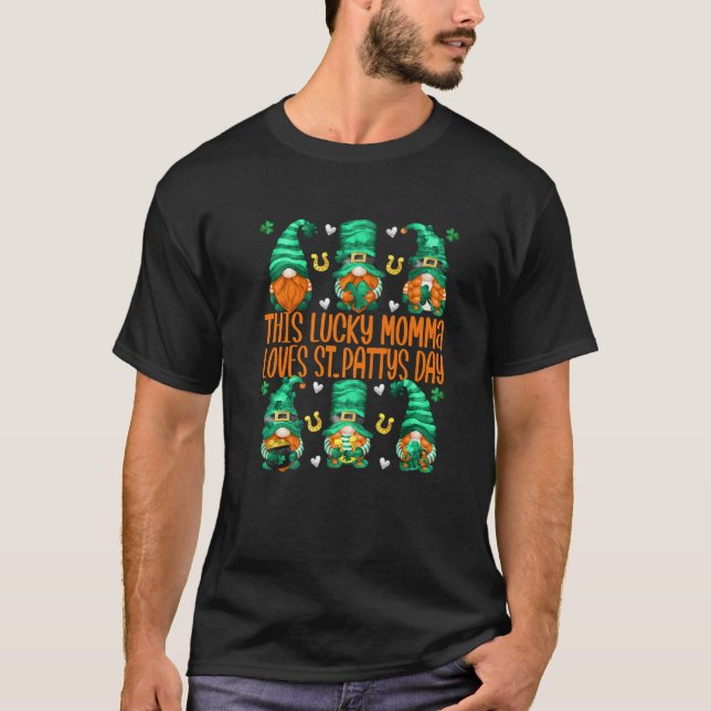 Funny Irish Gnomes This Lucky Momma Loves St. Patt T Shirt (Framsida)