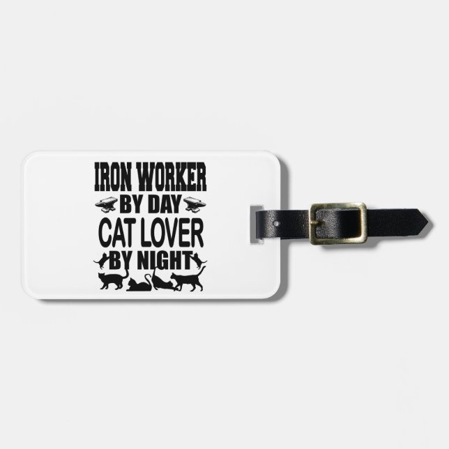 Funny Iron Worker by Day Cat Lover by Night Bagagebricka (Horisontell Framsida)