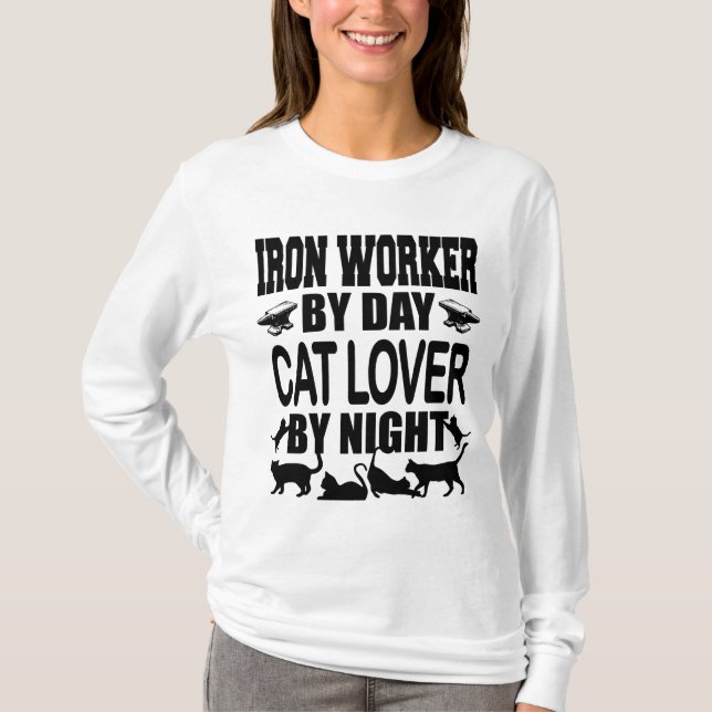 Funny Iron Worker by Day Cat Lover by Night T Shirt (Framsida)