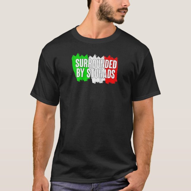 Funny italiensk omringad av Stunads Italien Flagga T Shirt (Framsida)