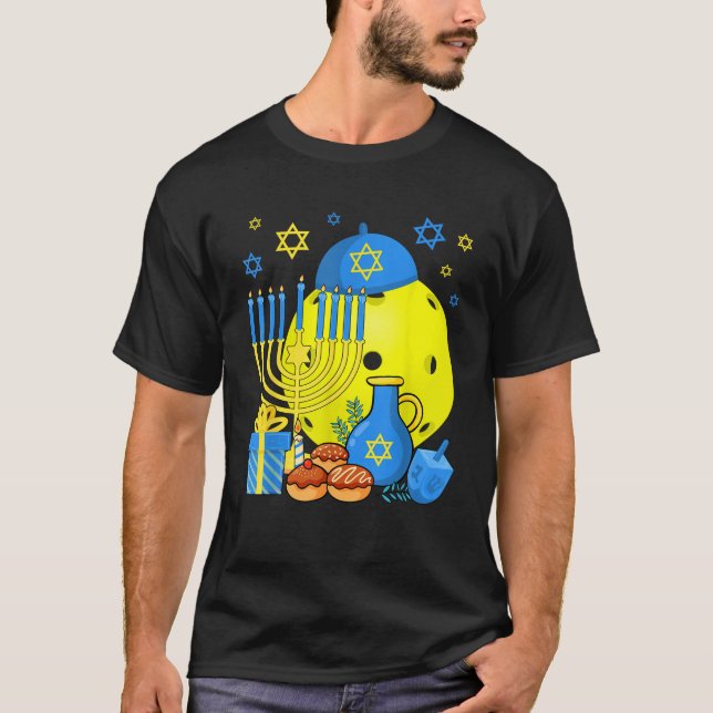 Funny Jewish Pickleball Ball Menorah Happy Hanukka T Shirt (Framsida)