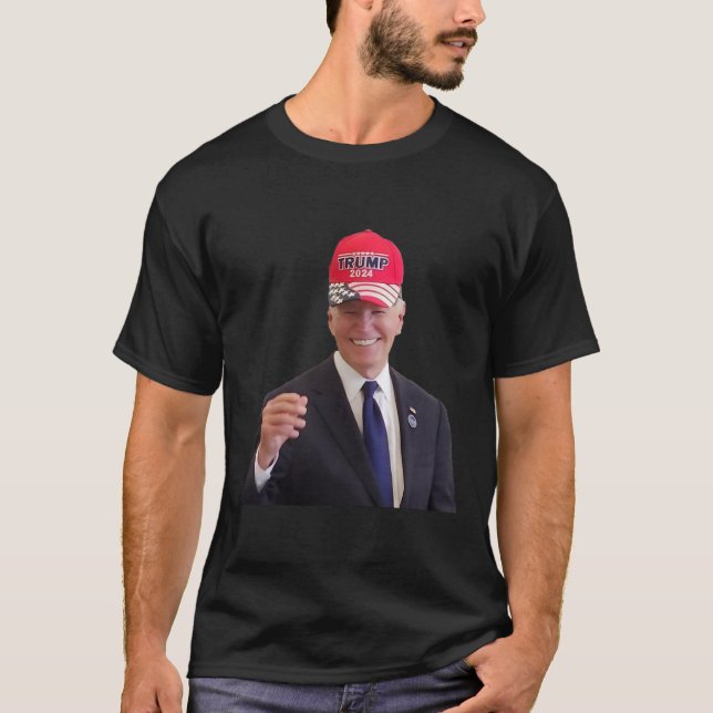 Funny Joe Biden Dons Trump 2024 Cap T Shirt (Framsida)