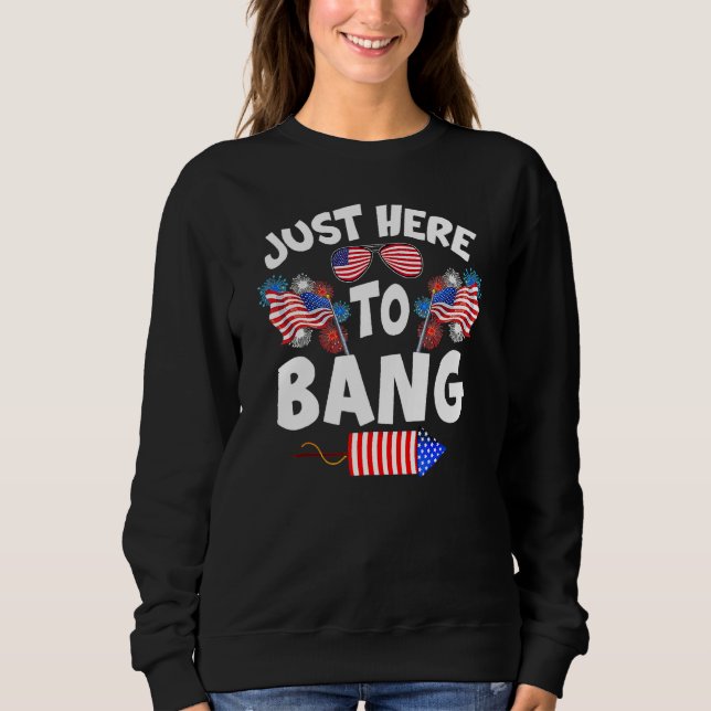 Funny Just Here To Bang Fireworks Patriotic 4th Of T Shirt (Framsida)
