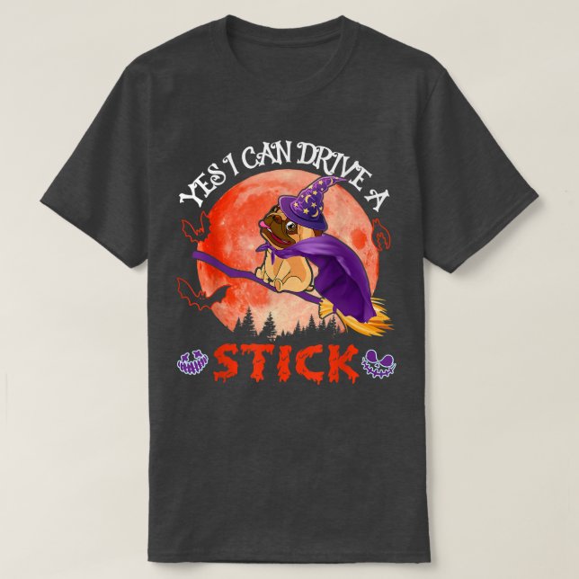 Funny kan köra ett Stick Halloween Pug Hund Witch  T Shirt (Design framsida)