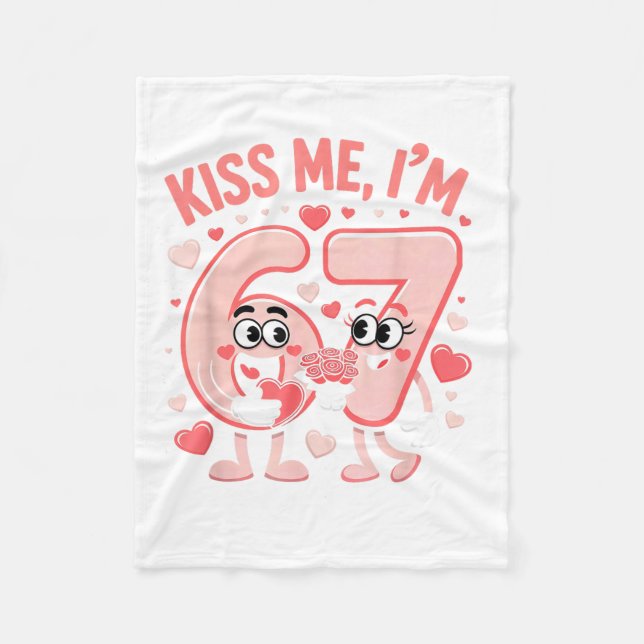 Funny Kiss Me I'm 67 Cute Valentine's Day Couples  Fleecefilt (Framsidan)