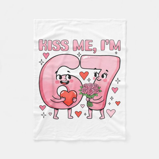 Funny Kiss Me I'm 67 Cute Valentine's Day Couples  Fleecefilt (Framsidan)