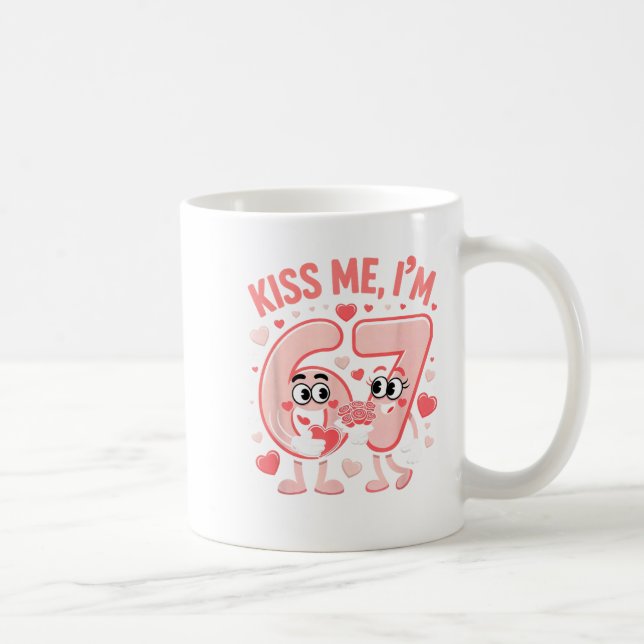 Funny Kiss Me I'm 67 Cute Valentine's Day Couples  Kaffemugg (Höger)