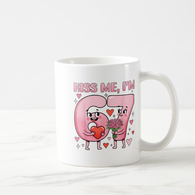 Funny Kiss Me I'm 67 Cute Valentine's Day Couples  Kaffemugg (Höger)