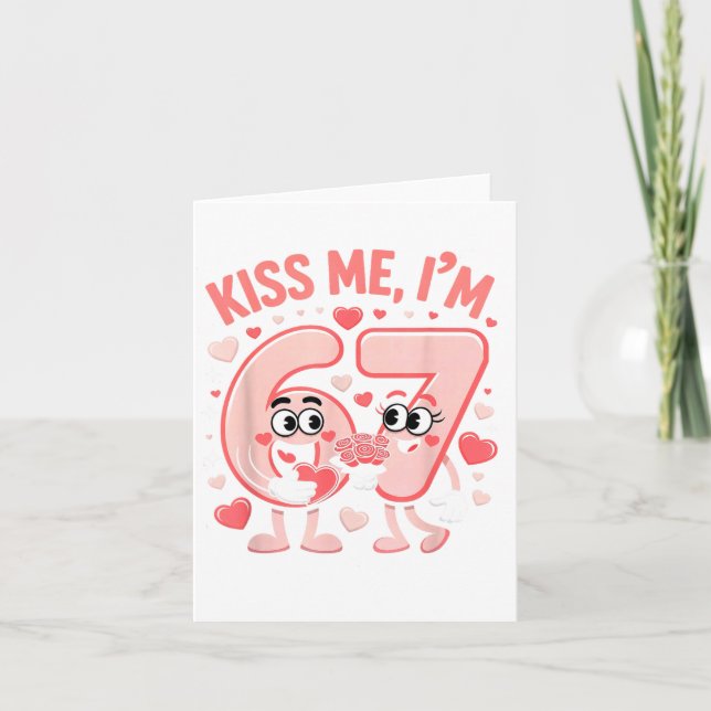 Funny Kiss Me I'm 67 Cute Valentine's Day Couples  Kort (Framsida)