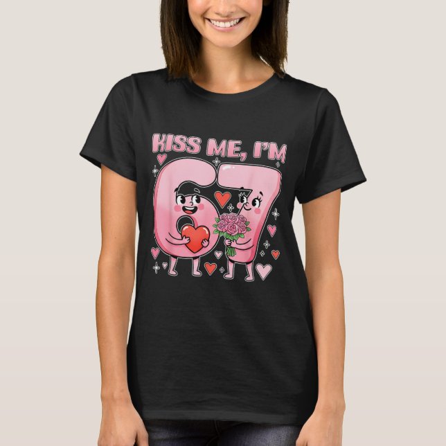 Funny Kiss Me I'm 67 Cute Valentine's Day Couples  T Shirt (Framsida)