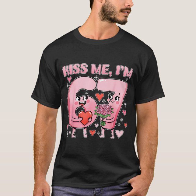 Funny Kiss Me I'm 67 Cute Valentine's Day Couples  T Shirt (Framsida)