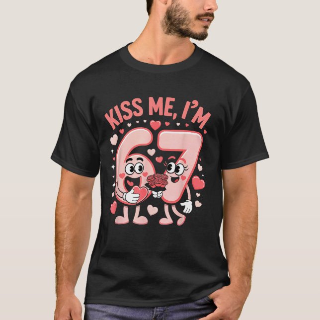 Funny Kiss Me I'm 67 Cute Valentine's Day Couples  T Shirt (Framsida)