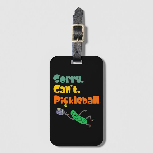 Funny Leaping Pickle Sorry Can't Pickleball Bagagebricka (Framsida vertikal)
