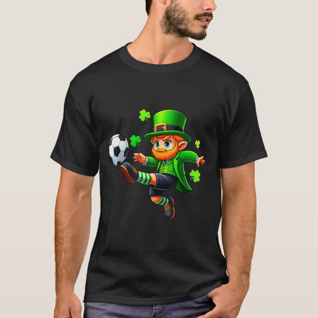 Funny Leprechaun Irish Soccer St Patricks Men Boy  T Shirt (Framsida)