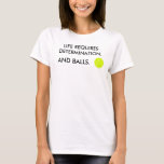 Funny Life kräver beslutsamhet och bollar tennis T T Shirt<br><div class="desc">Trendig och modern T-shirt med ett roligt inspirationstecken för tennisspelare och älskare för idrott och självbestämmande: "Livet kräver beslutsamhet. Och bollar." (© Mira) och en illustration av tennis boll. Du kan ändra den humoristiska sloganen ovan till "Life kräver beslutsamhet. Och en boll." (även © Mira),  om du vill.</div>