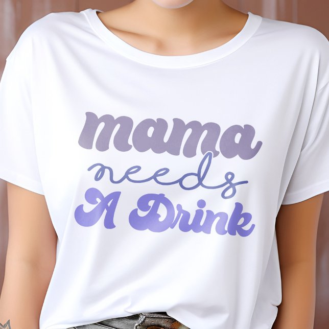 Funny Lila och blå Mamma behöver en drink T Shirt (Skapare uppladdad)