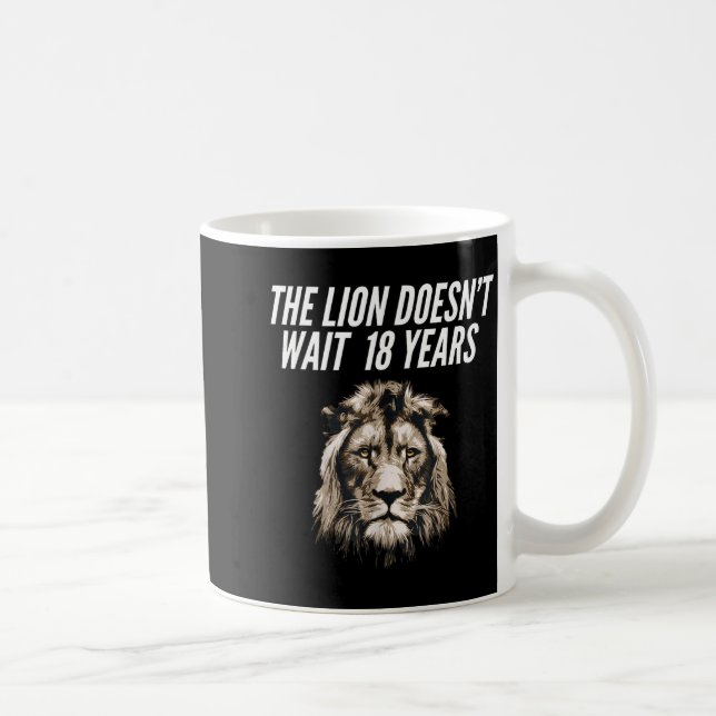 Funny Lion Meme The Lion Doesn't Wait 18 Years Gen Kaffemugg (Höger)