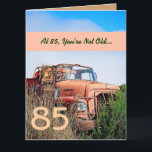 FUNNY Lycklig 85:e födelsedag Vintage Orange Lastb Kort<br><div class="desc">FUNNY Lycklig 85:e födelsedag Orange Lastbil V01 Detta kort med vintage lastbil i fält är ett roligt sätt att önska en mycket Vintage kille i speciellare. All text är anpassade.En roligt och ett kort av ett slag! Om du vill se mer av mina födelsedagskort skriver du in det år du...</div>