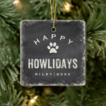 Funny Lycklig Howlidays Hund Photo and Namn Anpass Julgransprydnad Keramik<br><div class="desc">Lustigt,  festligt dubbla träd-prydnadsämne med hund foto på baksidan. På framsidan ställs en typografibild av vintagen "Lycklig Howlidays" mot en svart bakgrund av krita som omges av ett snövilt gräns.  Lägg till husets namn och år för anpassning. Ett prydnadsföremål som säkert kommer att spridas på samma sätt.</div>