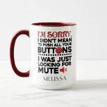 Funny Mamma Birthday Personlig Mugg<br><div class="desc">Ibland är det bäst att inte säga ord, en söt gåva med sarkastisk typografi gör allt prat och måste få någon att skratta högt. "Jag är ledsen att jag inte Elak att trycka alla dina knappar" i svart och röd typografi är perfekt för pojkvän, flickvän, fru eller make. De får...</div>