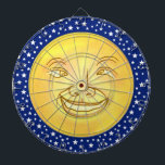 Funny Måne Man Rymden Vintage Piltavla<br><div class="desc">Denna ursprungliga ritbordsdesign härleds från en antikisk bild av ett leende måne ansikte. Det kan också vara sol. Det har ett stort leende och roligt, något passerat öga. Den vilar på en fält av vita stjärnor i en blå himmel/himmel. Det här är en söt och söt design för alla som...</div>