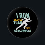 Funny Marathon Running Joging Workout Springer Knapp<br><div class="desc">Jag springa är bättre än regeringen. Lönsam och sarkastisk kördesign för dem som kör och joggar i kärlek och även politik skämt. Coolans vintage och nödlidande varor för maratonens springer, spårbarhet och fält idrottsman, träning och träning. Perfekt för att fira den nationella "Running Day" för att främja hälsa och hälsosam...</div>