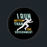 Funny Marathon Running Joging Workout Springer Knapp<br><div class="desc">Jag springa är bättre än regeringen. Lönsam och sarkastisk kördesign för dem som kör och joggar i kärlek och även politik skämt. Coolans vintage och nödlidande varor för maratonens springer, spårbarhet och fält idrottsman, träning och träning. Perfekt för att fira den nationella "Running Day" för att främja hälsa och hälsosam...</div>