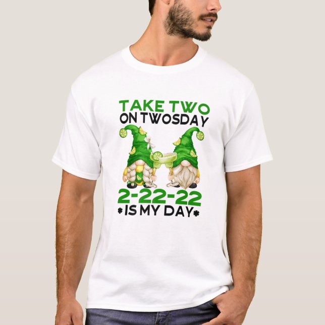 Funny Margarita Drinking Gnome for Party on Twosda T Shirt (Framsida)