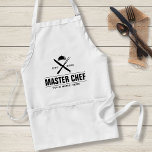 Funny Master Chef Personlig Culinary Catering Förkläde<br><div class="desc">Mästarkocken, buddkocken eller restaurangen kommer att uppskatta denna moderna utformning med en korsad köksgaffel och knivar med en kockens servoplatter ovan. Lägg till namn och år som du har skapat eller radera. Perfekt till din favoritmat, gåva till fars dag, mors dag, restaurangägare eller till en kulinarisk skola i student. Ta...</div>