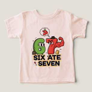 Funny Math Joke "Six Ate Seven" Tecknad Design T Shirt