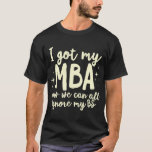 Funny MBA Master Degree Business Studenten Gradua T Shirt<br><div class="desc">Masters Studenten Tee My Mamma Mastered IT Class of 2022 T-Shirt, Denna t-shirt har en smart design och gör en tänkbar gåva för manar, kvinnor och barn vid en rad särskilda tillfällen som födelsedagar, juldag, nyårsdag, Fars dag och Mors dag. Det är inte bara roligt utan har också en djupare...</div>