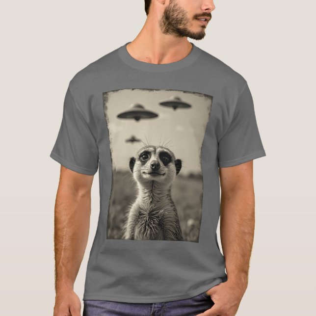 Funny meerkat Sie with UFOs Weird Alien retro funn T Shirt (Framsida)