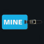 Funny Mine Blue Luggage Tag Bagagebricka<br><div class="desc">Den här konstiga blå bagagetaggen säger allt! Det står "min" på framsidan högt och tydligt i vitt mot den blå bakgrunden. Du kan enkelt anpassa baksidan av den här roliga minbagagetaggen med nödvändiga detaljer.</div>