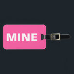 Funny Mine Rosa Luggage Tag Bagagebricka<br><div class="desc">Det här märkordet för rosans bagage säger allt! Det står "min" på framsidan högt och tydligt i vitt mot rosans bakgrund. Du kan enkelt anpassa baksidan av den här roliga minbagagetaggen med nödvändiga detaljer.</div>